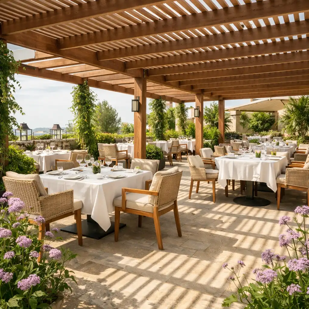 Terrasse élégante sous une pergola en bois avec tables dressées et plantes vertes